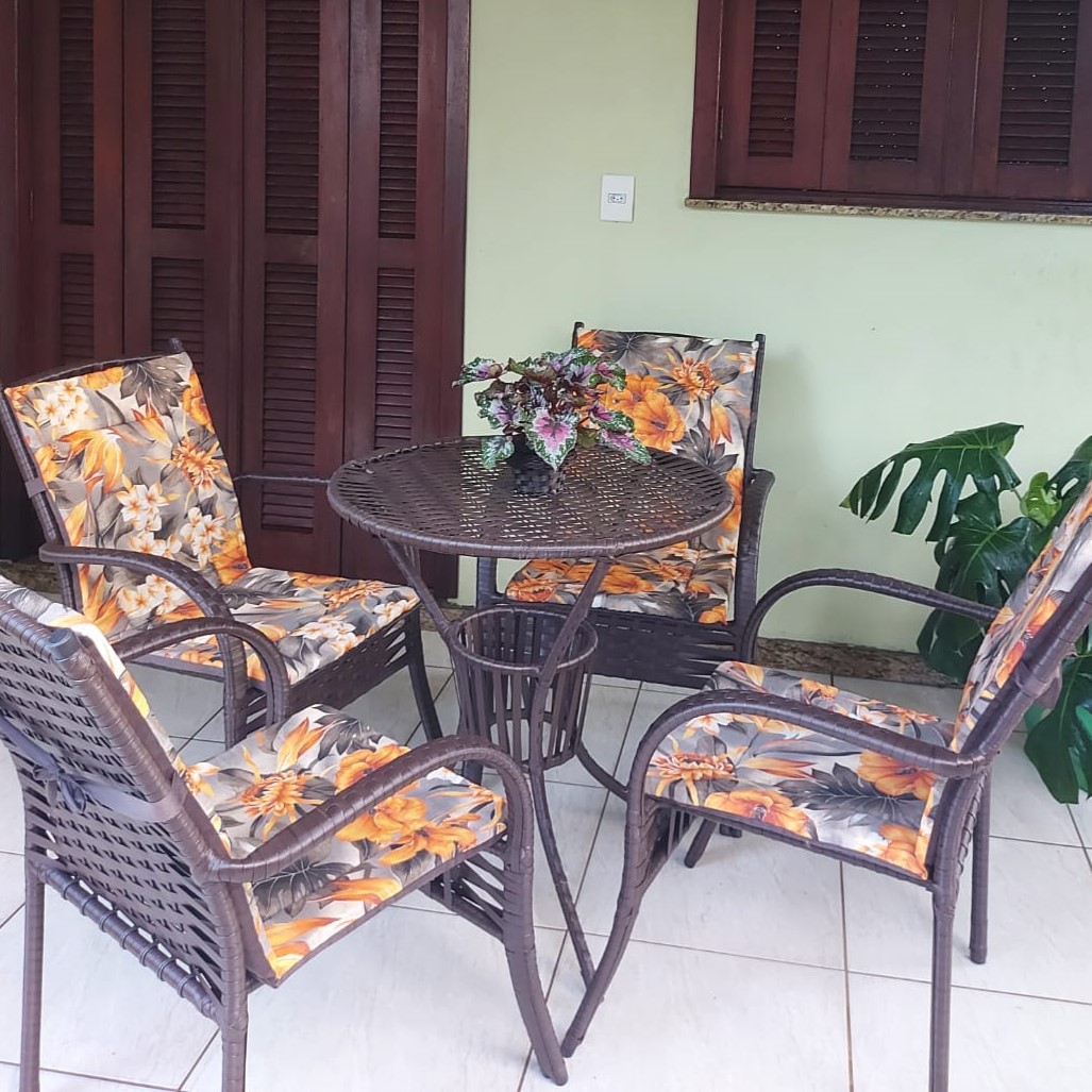 Conjunto 4 cadeiras, 4 assentos estofados com espuma ortopédica e 1 mesa alta