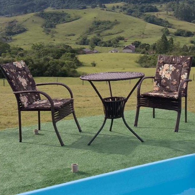 Conjunto 2 cadeiras, com 2 assentos estofados com espuma ortopédica e 1 mesa alta
